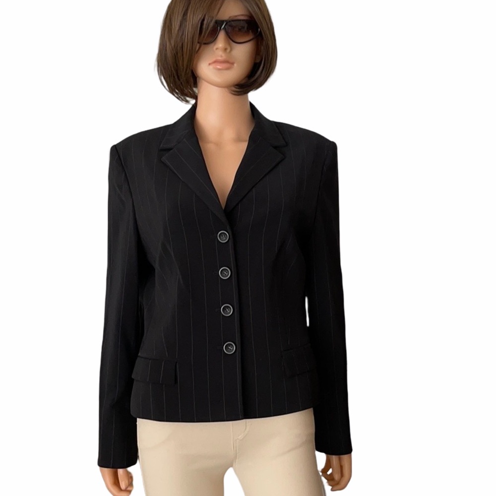 NWT Donna Gray black cropped pinstriped blazer
